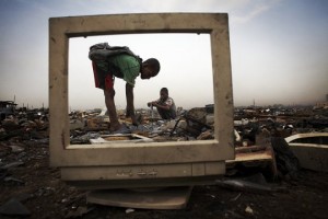 Comment l’Europe fait passer ses déchets informatiques pour des dons humanitaires - Bastamag